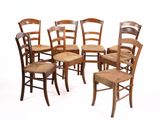 six chaises disposées en cercle