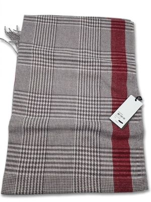 une écharpe à carreaux gris et rouges, avec une étiquette