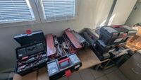 Dans le bureau du fond :