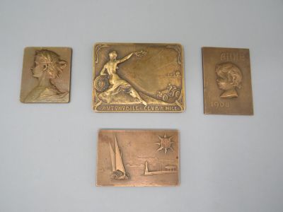 quatre plaques en bronze représentant un homme et une femme sur un fond blanc