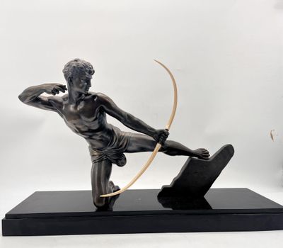 statue en bronze représentant un homme muni d'un arc et de flèches, posée sur un socle noir