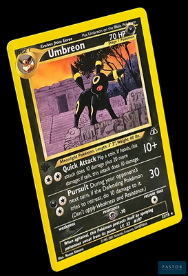 carte Pokémon jaune sur laquelle figure l'image d'un chat noir
