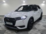 l'avant d'un SUV blanc garé sur un sol à damier
