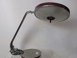 une lampe posée sur une table transparente
