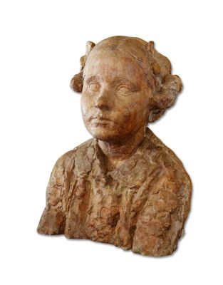 sculpture représentant une tête de femme sur fond blanc