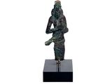 statue d'une femme tenant un oiseau, posée sur un socle noir