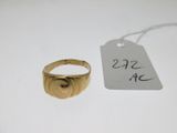 gros plan d'une bague en or portant une étiquette de prix