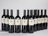 six bouteilles de vin sont alignées sur une table