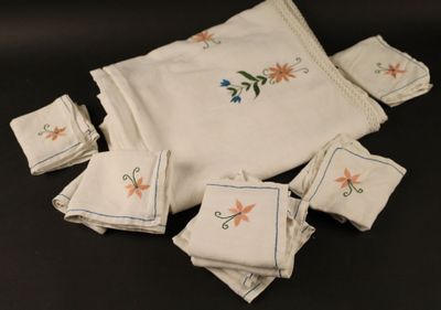 plusieurs morceaux de tissu ornés de fleurs brodées sur un fond noir