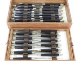 beaucoup de stylos rangés dans une boîte en bois