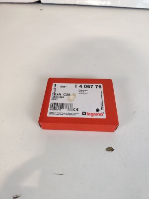 une boîte rouge sur laquelle est collé un autocollant, posée sur une table