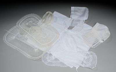 plein de napperons sur une table avec une paire de chaussures