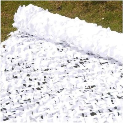 un gros plan sur un rouleau de filet blanc posé par terre