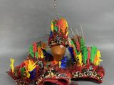 un oiseau perché sur un morceau de tissu