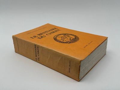 un vieux livre posé sur une table sur une surface blanche