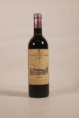 une bouteille de vin posée sur une table