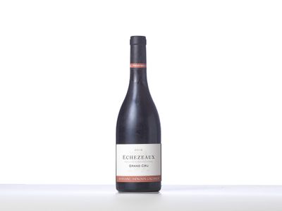une bouteille de vin rouge posée sur une table