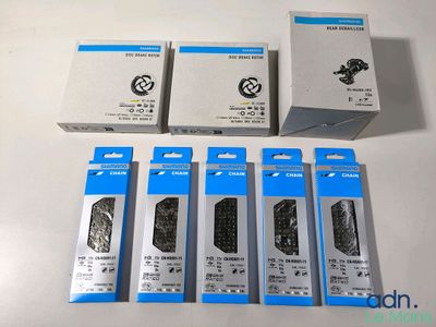 quatre paquets de cigarettes noires et blanches posés sur une table