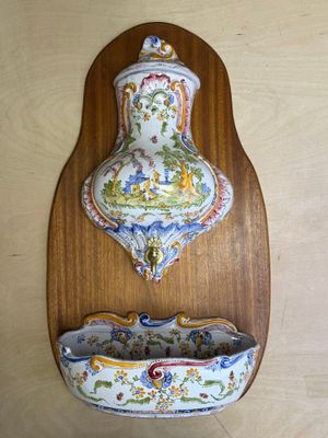 une étagère en bois sur laquelle sont posés un vase et un bol