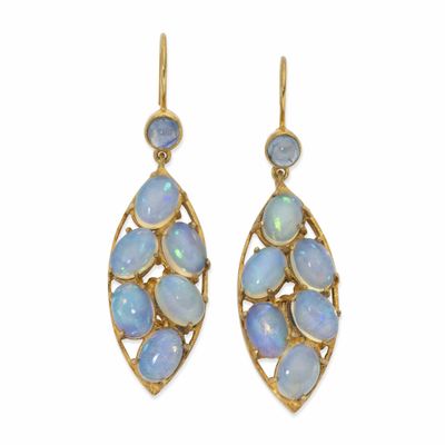 une photo d'une paire de boucles d'oreilles « oplite »