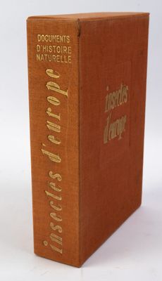 un vieux livre posé sur une table à côté d'un fond blanc