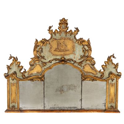 un miroir doré et argenté orné d'une image