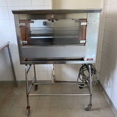 une image d'un four commercial dans une cuisine commerciale