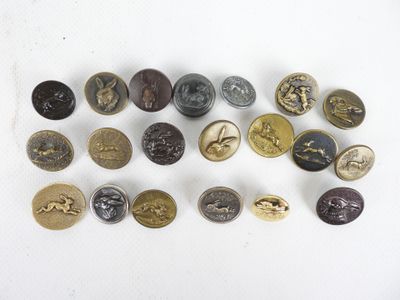 de nombreux boutons disposés sur une surface blanche