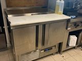 un plan de travail en acier inoxydable au milieu d'une cuisine