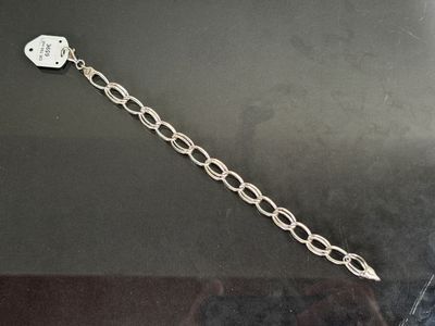 un gros plan d'une chaîne métallique à laquelle est accrochée une étiquette