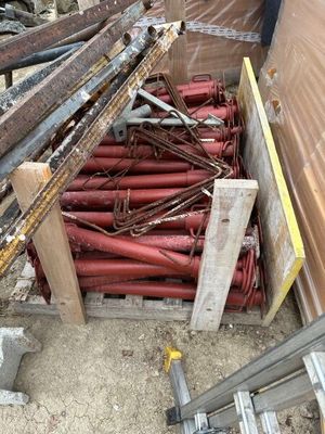 un tas de tuyaux et des tuyaux dans une boîte