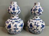 paire de vases bleus et blancs posés sur une table