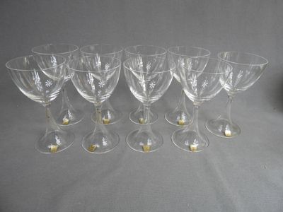 Vannes Le Chatel. Suite de neuf verres à pied creux en crist…