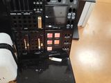 une machine à café posée par terre