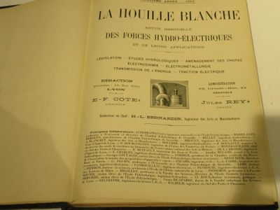 un livre ouvert posé sur une table