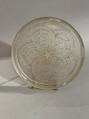une petite plaque en verre ornée d'un motif floral