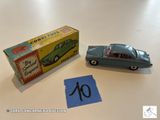 une petite voiture miniature posée à côté d'une boîte remplie de chiffres