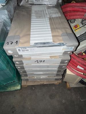 une pile de cartons sur laquelle se trouvent de nombreux objets divers