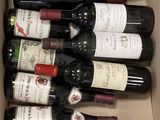 plusieurs bouteilles de vin dans une caisse sur la table