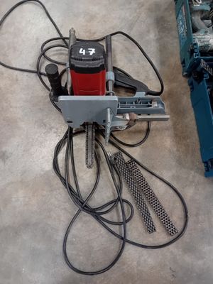 une machine posée par terre à côté de quelques fils