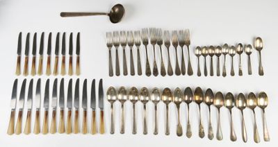 un assortiment d'argenterie comprenant des cuillères, des fourchettes et des cuillères