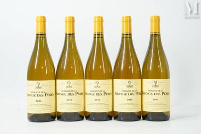six bouteilles de vin sont alignées sur une surface blanche
