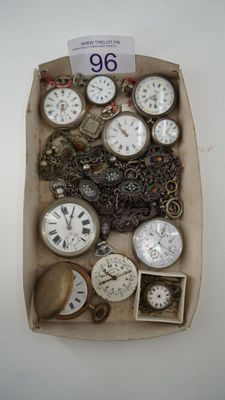 une boîte remplie de montres et d'autres objets divers
