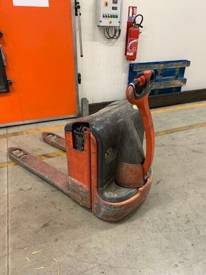 une image d'un chariot élévateur à fourche dans un entrepôt