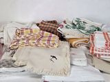 une pile de serviettes pliées sur une table blanche