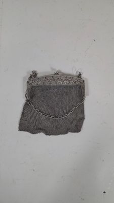 un petit sac à main accroché au mur dans une pièce