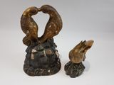 deux oiseaux perchés sur un vase
