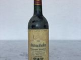 une bouteille de vin posée sur une table