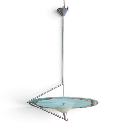 un gros plan d'une lampe suspendue à un luminaire de plafond
