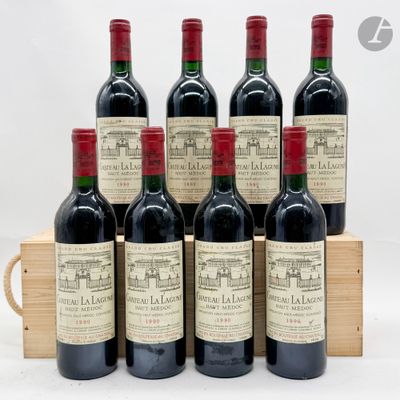 six bouteilles de vin rouge dans une caisse en bois sur fond blanc